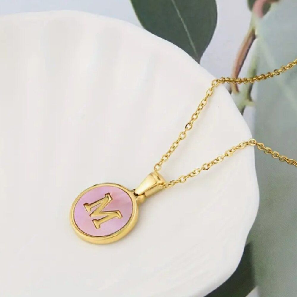 🔅🆕🔅18K Gold Plated Stainless Steel Pink Shell Decor Initial Necklace✨ - Picture 10 of 16